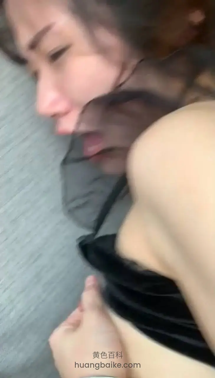 老婆下了班寂寞难耐，换上性感黑丝调戏我开操。她浪着喊：好大好舒服，喜欢我这么爽不，啊要高潮了。