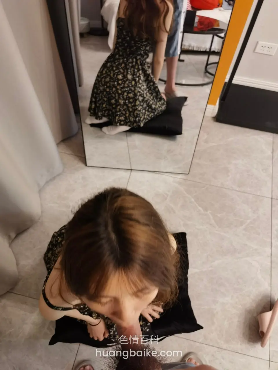 俯视跪在黑垫上，镜子里照出穿裙子翘臀