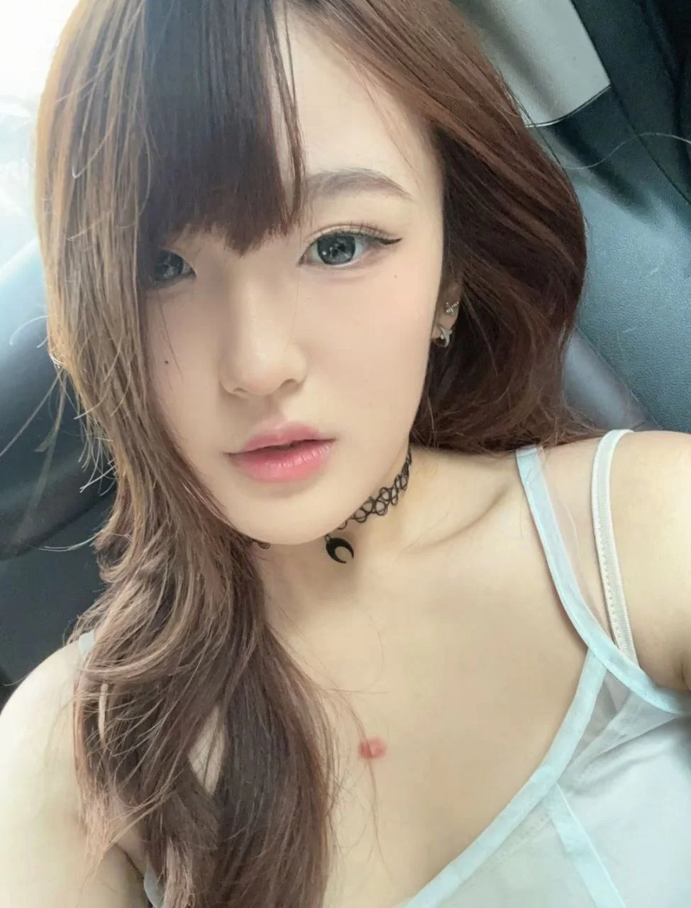 网红baby裸着上身趴在卧室床上，翘起肥臀自慰的背影，房间里有猫和毛绒玩具