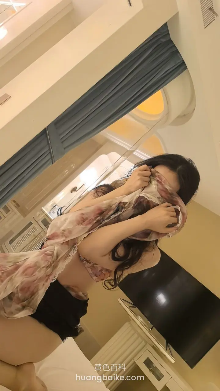 少妇拉下连衣裙遮住脸