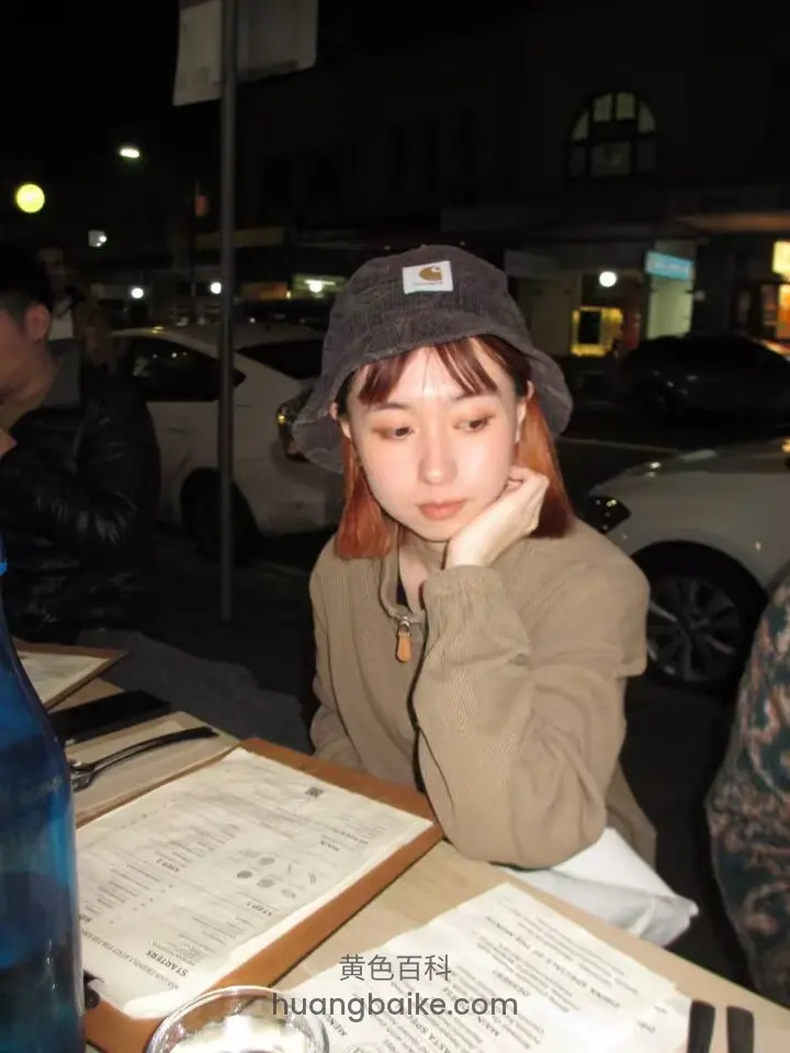 街头餐桌前撑着脸，菜单摊开