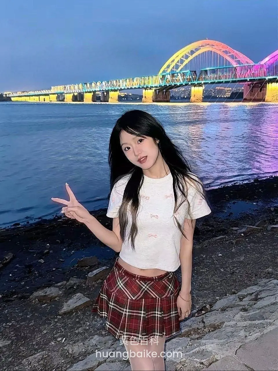 河边对着彩虹桥镜头摆V