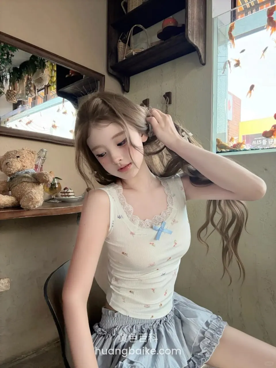 咖啡馆角落椅子，右手捋头发