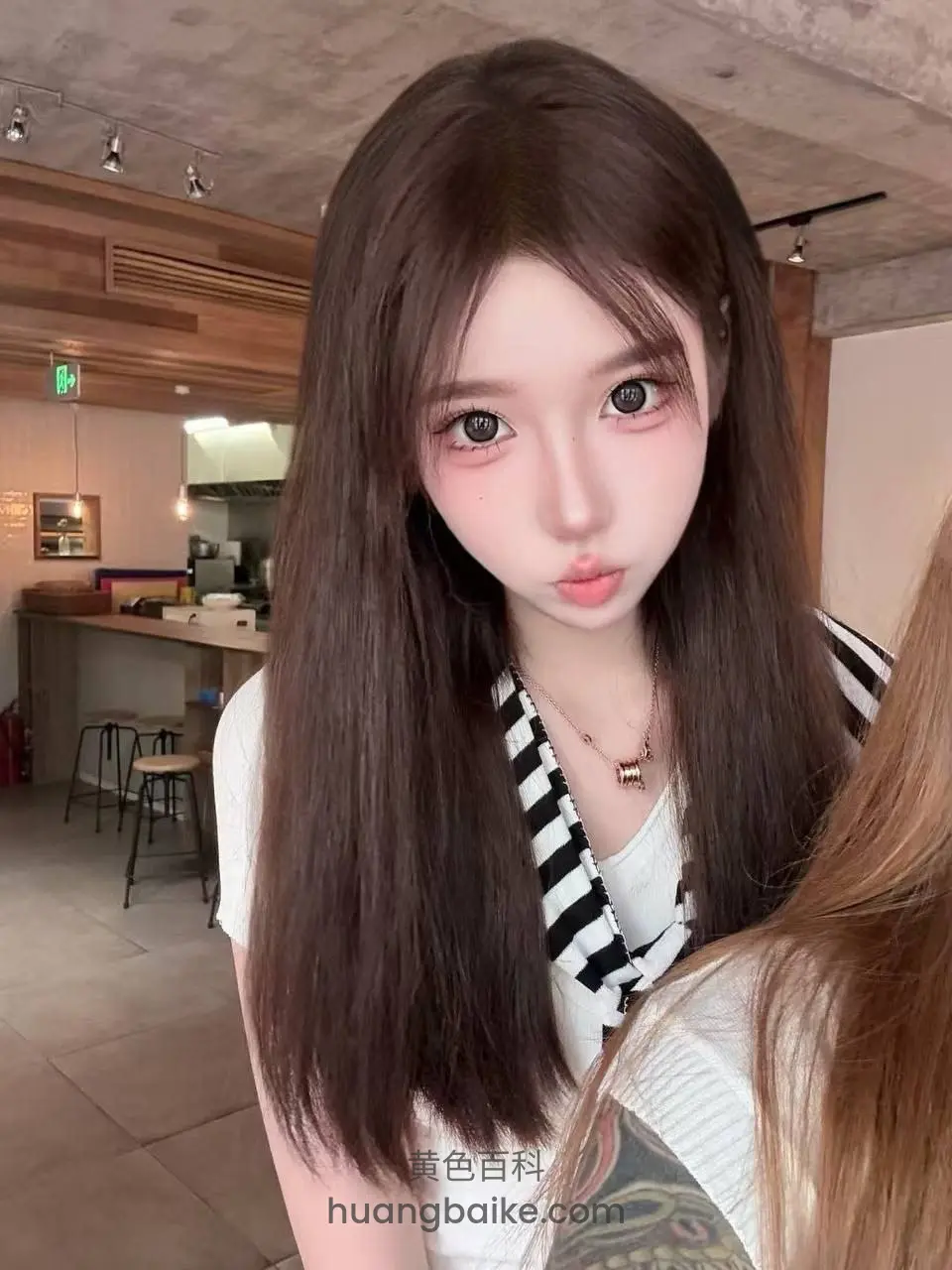 咖啡馆里回头看镜头