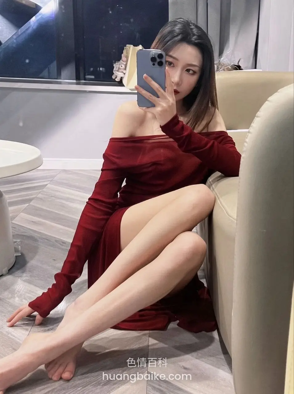 客厅沙发前手机自拍，镜头怼着腿