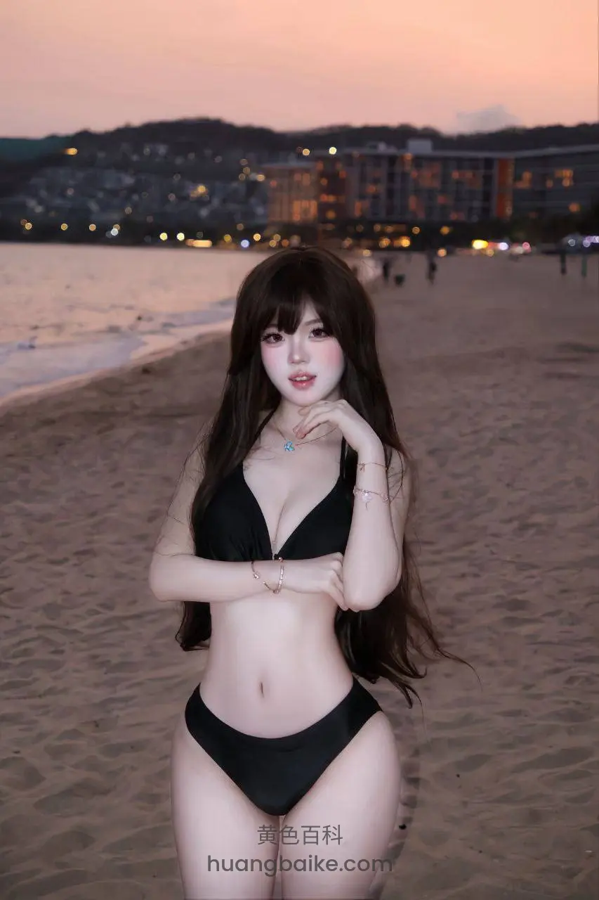 沙滩站立手托下巴看镜头，远处夜景建筑
