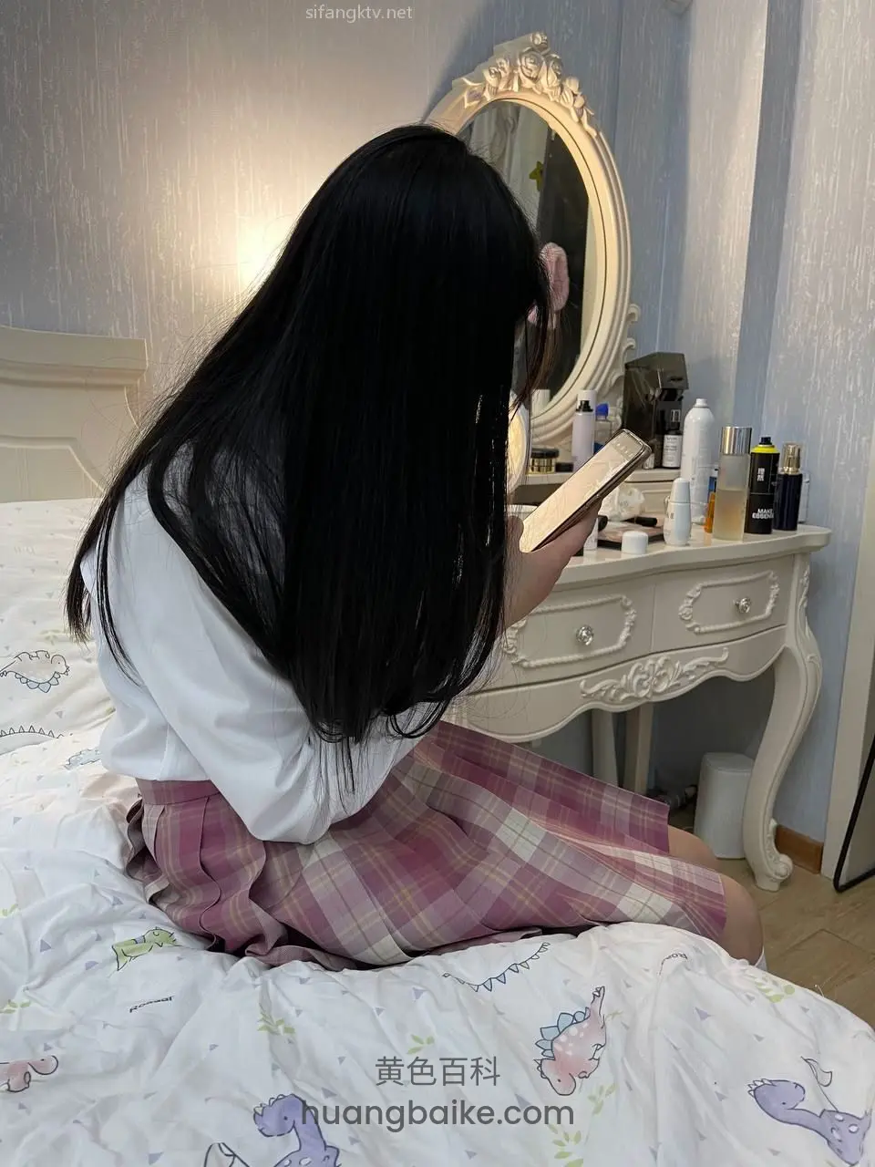 卧室床上背对镜头，拿着书看镜子，桌上放一堆瓶瓶罐罐
