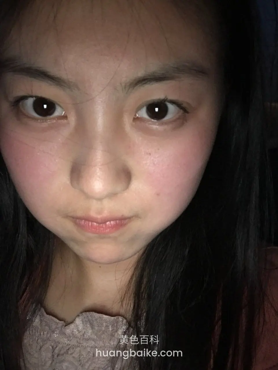 镜头怼着脸，撅嘴看镜头