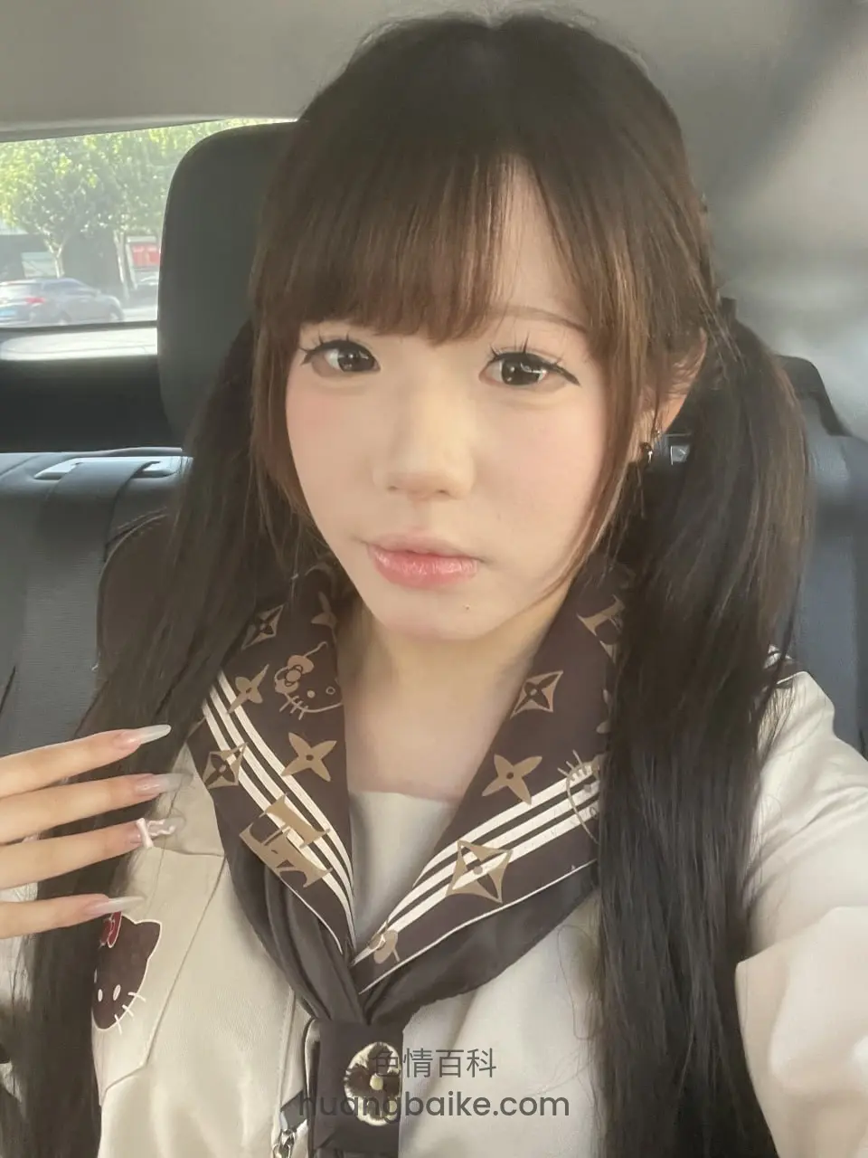 车里自拍，左手举着手机对着脸