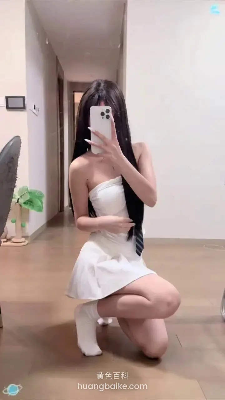 手机挡脸，镜头对着镜子前跪姿