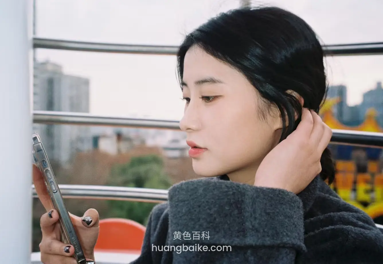 高楼窗边看手机手扶耳后