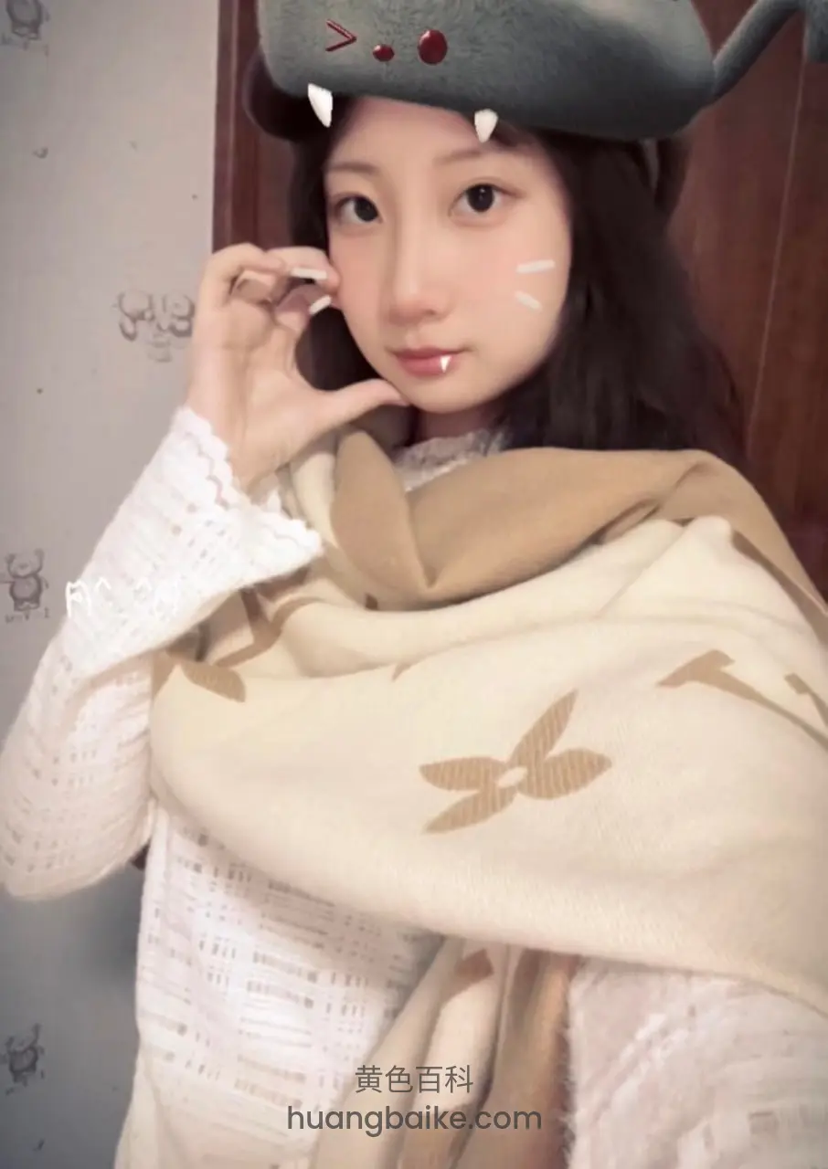 室内戴灰色龙帽