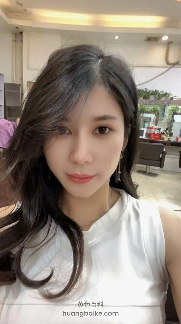 白背心自拍，镜子前长发遮眼
