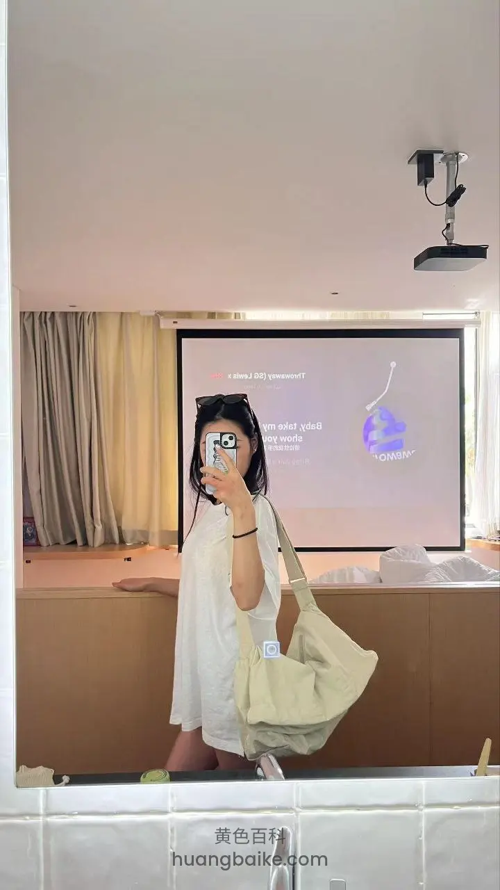 投影仪屏幕前举手机拍镜子，屏幕上显示英文