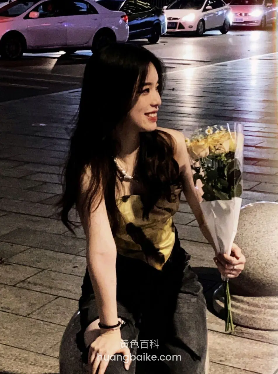 路边拿着花束坐在石墩上 笑死