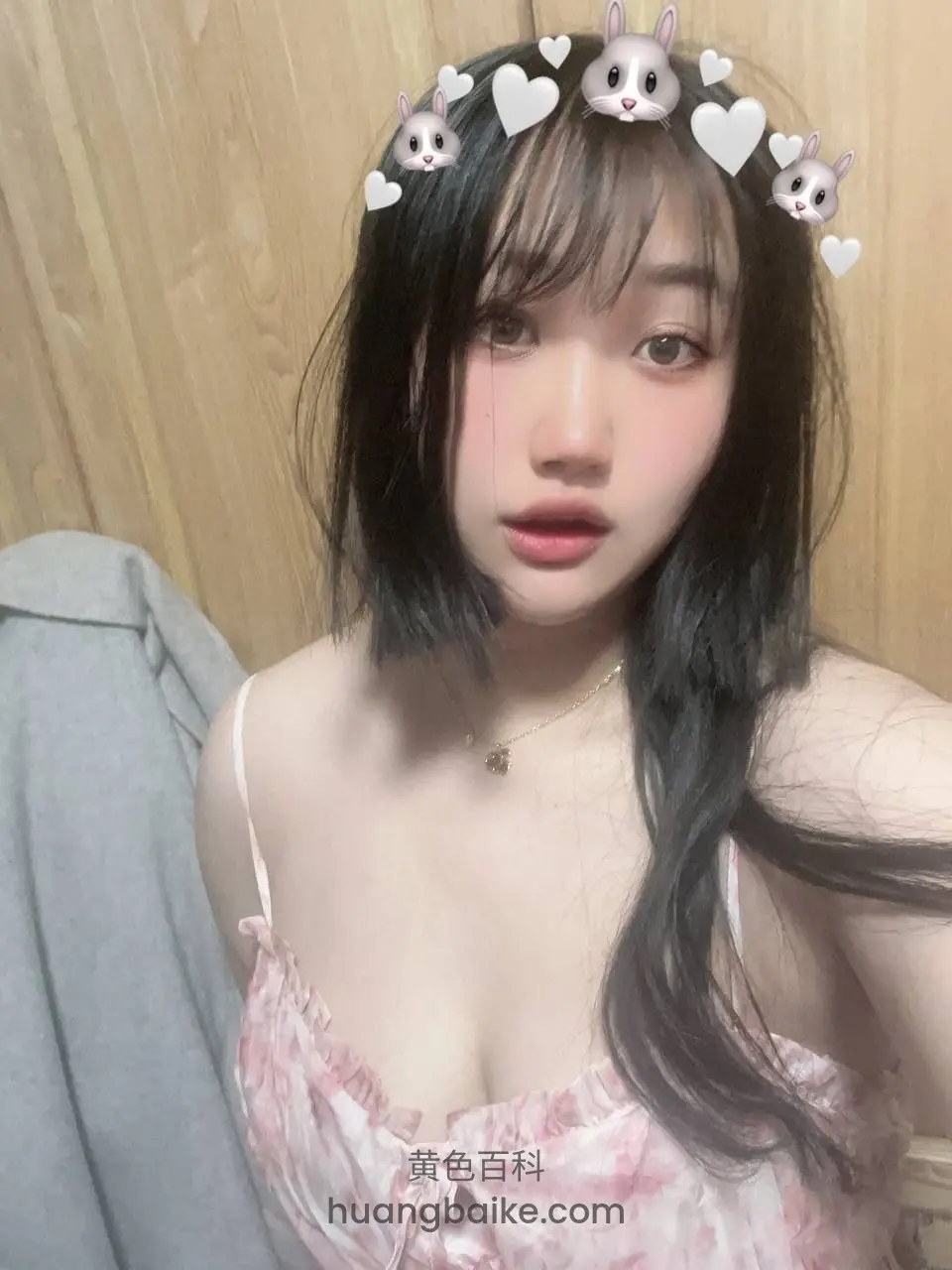 兔子贴纸滤镜自拍，木墙背景