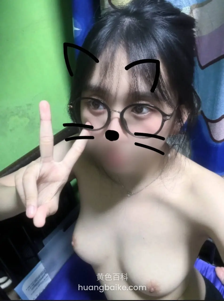 超嫩大一新生眼镜妹线下和金主见面，嫩胸粉鲍，一见面就开始干柴烈火模式