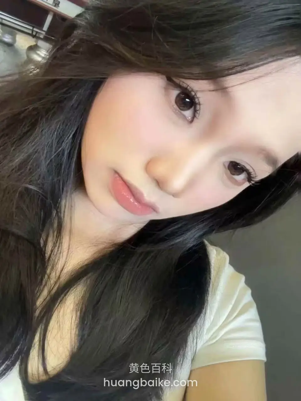 镜头低角度自拍脸部，头发披散遮住半边脸