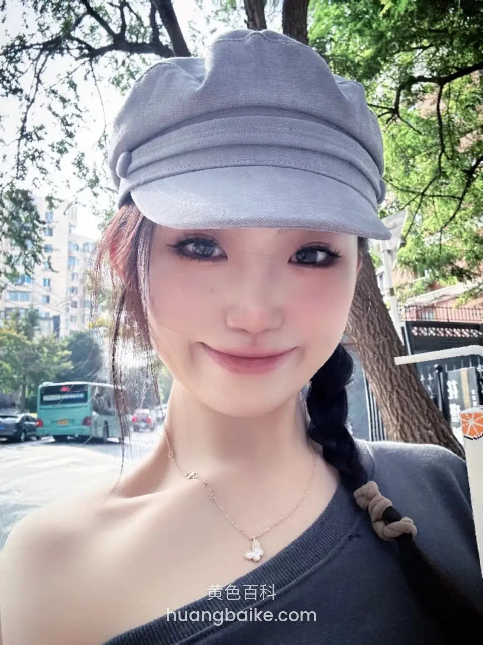 树下街头自拍，公交车和建筑在背景