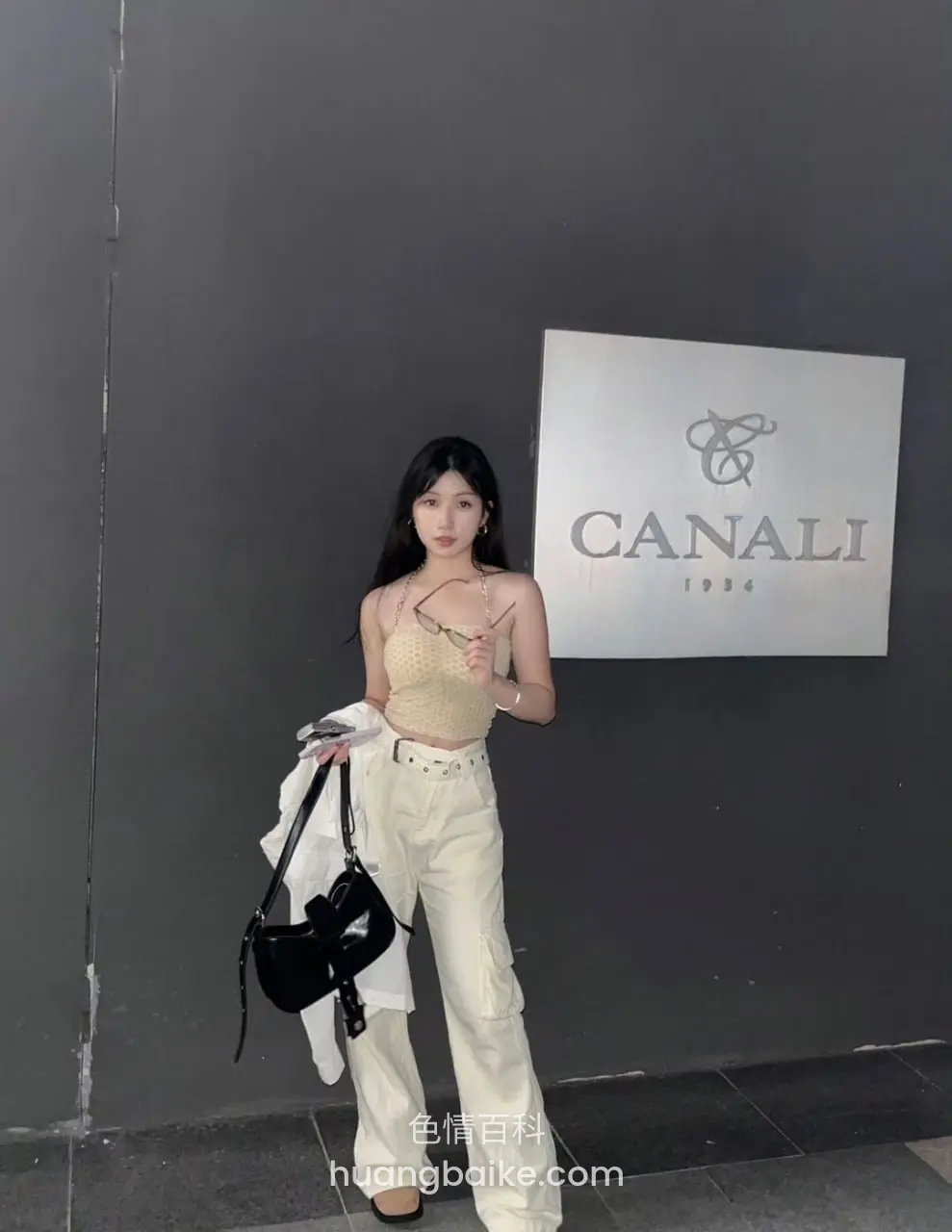 靠墙站立提包，身后 CANALI 招牌