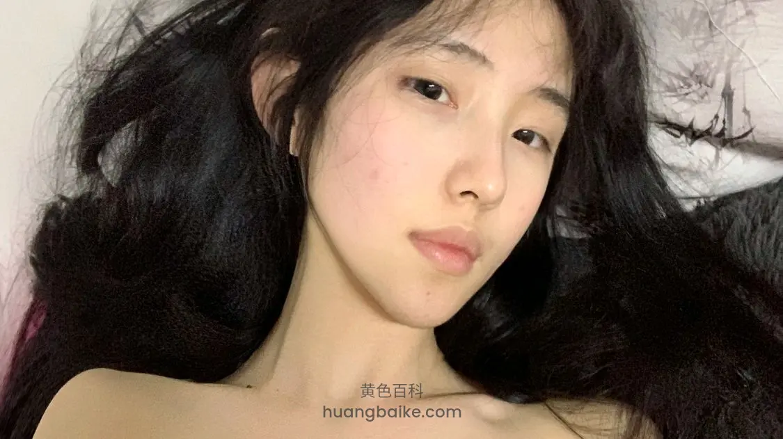 躺在床上，头发散开一侧