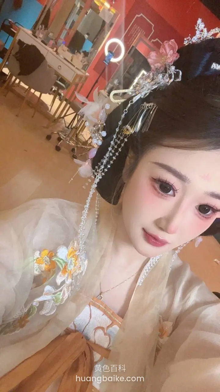 汉服女子自拍特写戴华丽头饰