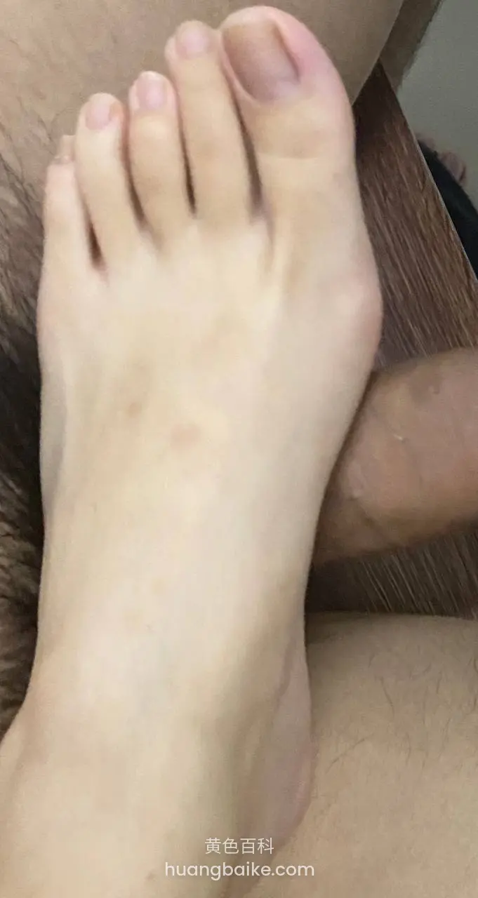 木地板上光脚踩着腿