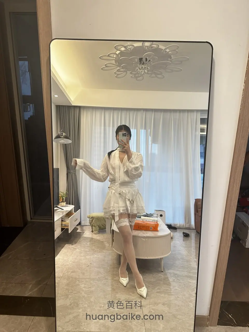 客厅镜子前站立，窗帘拉开