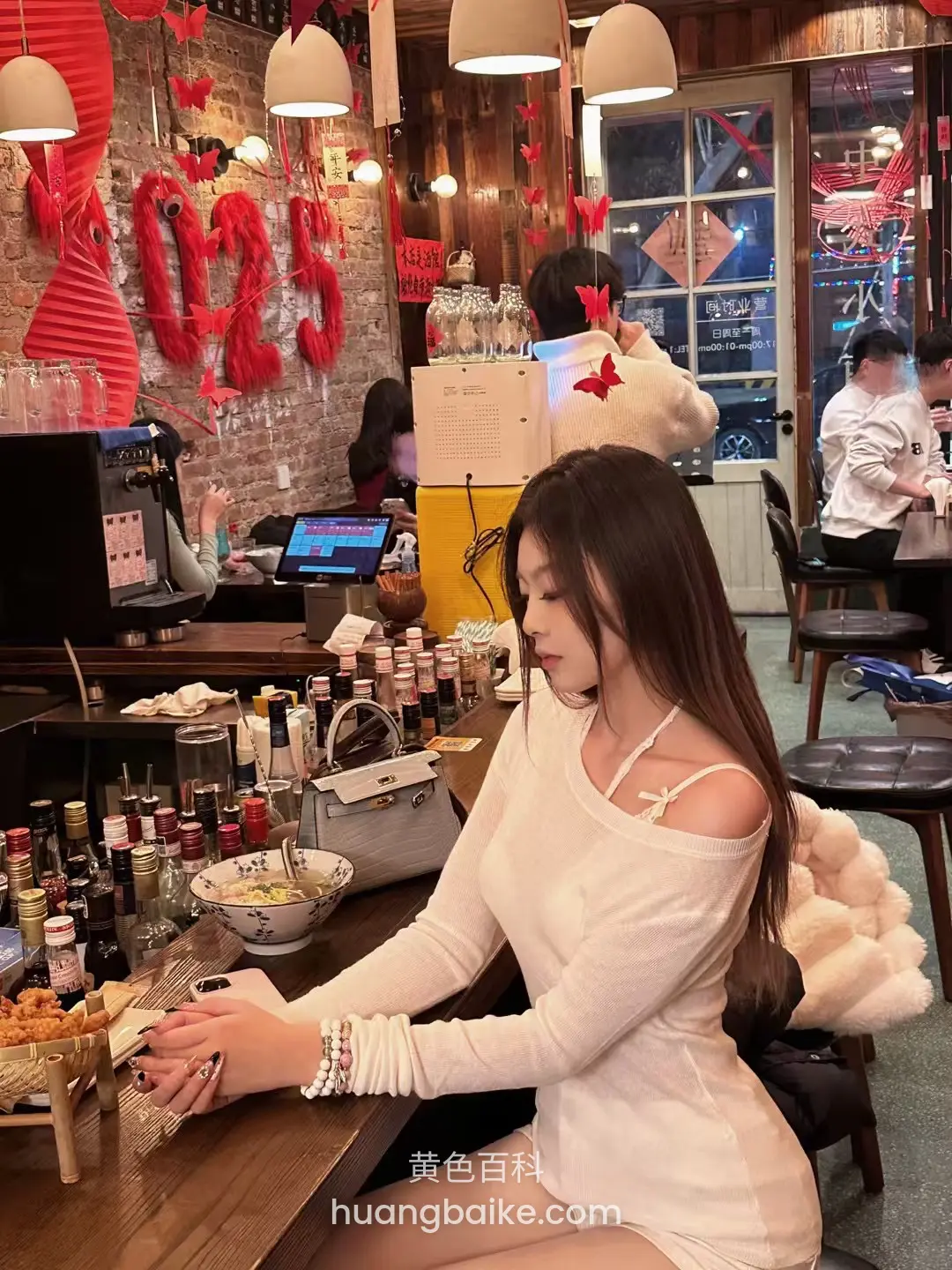 餐厅吧台前坐着玩手机