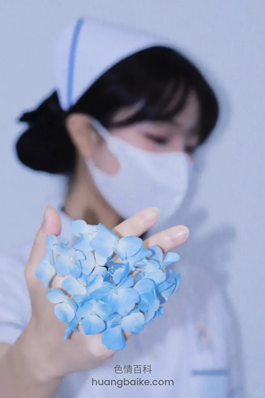 手掌托着蓝色绣球花，镜头对着