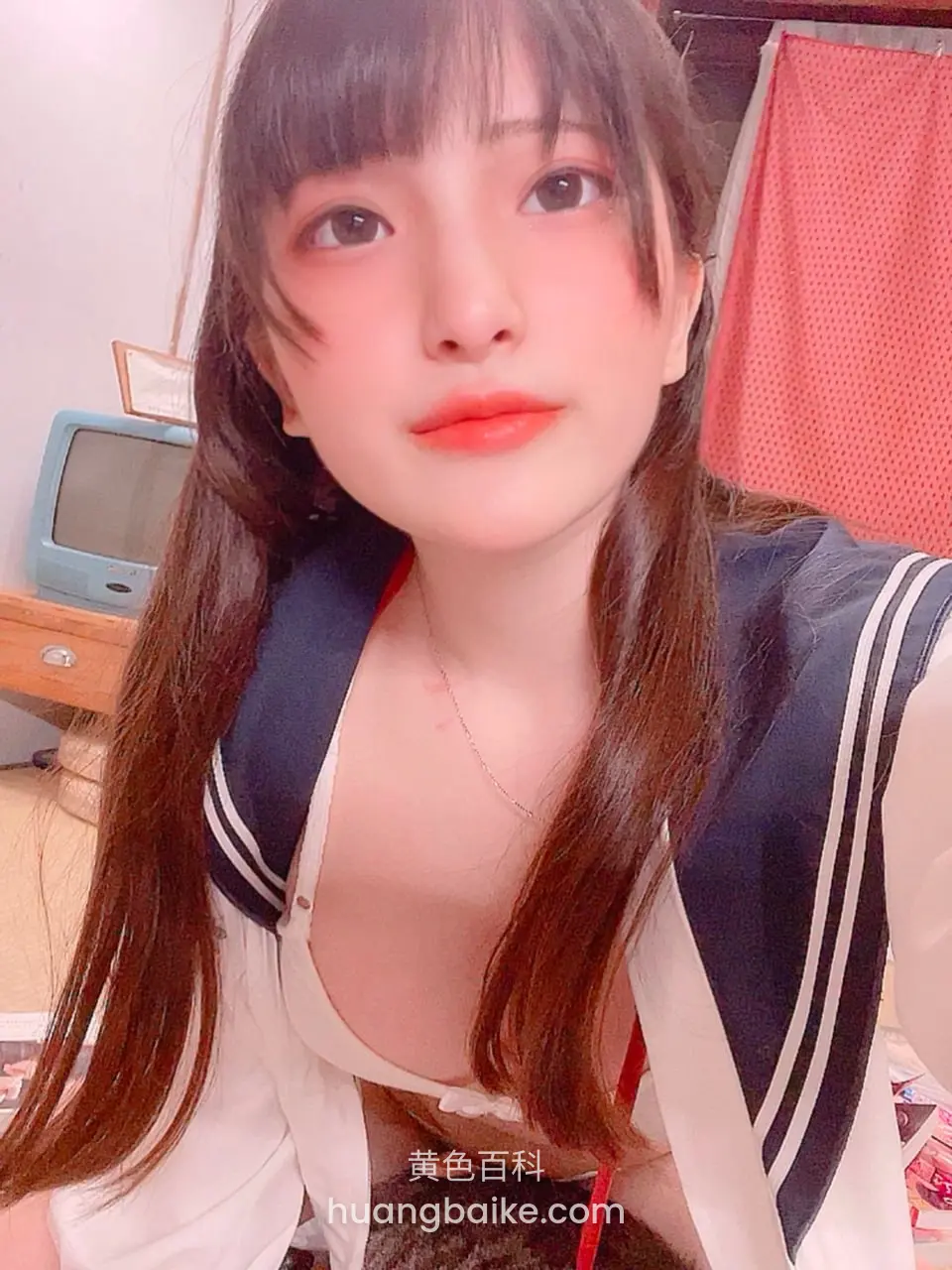 卧室自拍举手机，身后有老电视