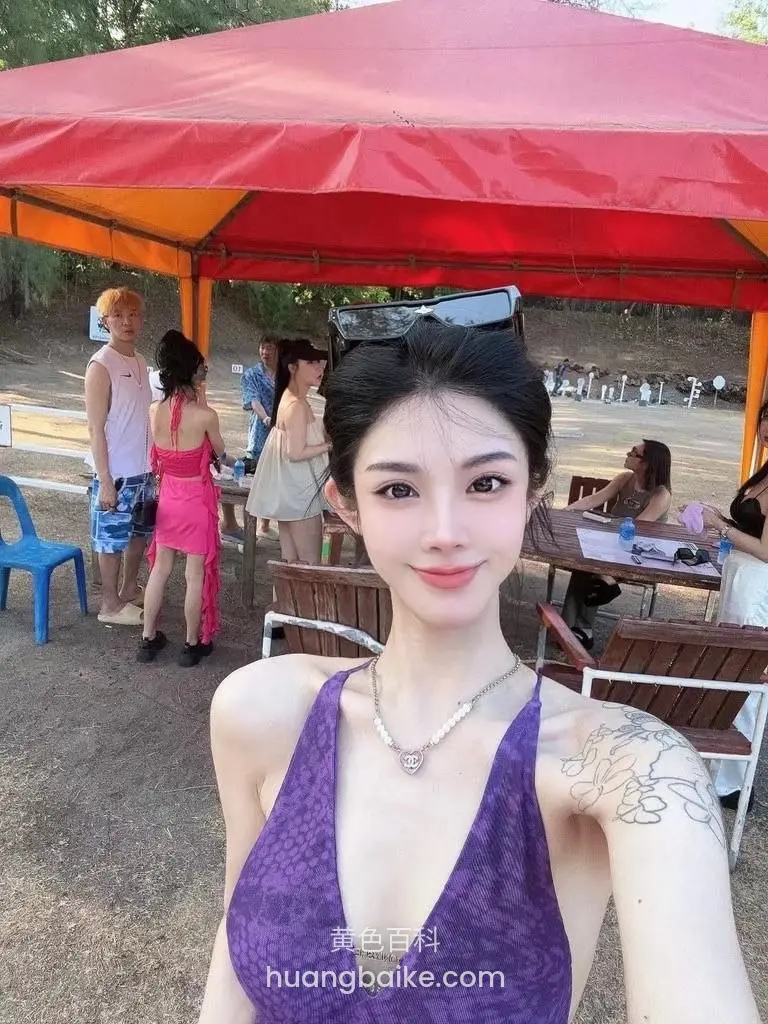 户外红棚下拿着手机自拍身后很多人