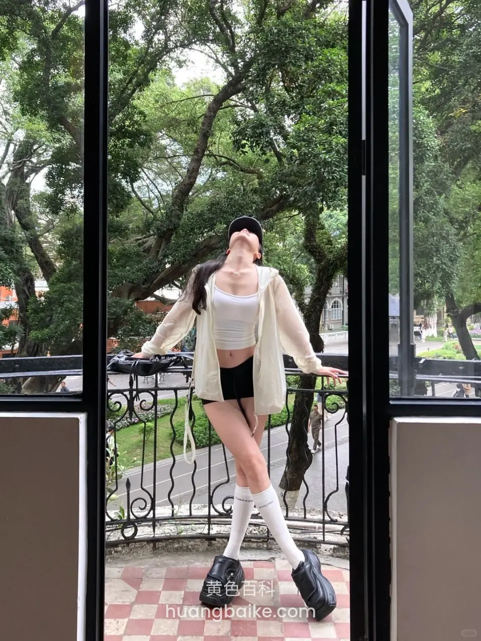 阳台栏杆上靠着抬头看树梢