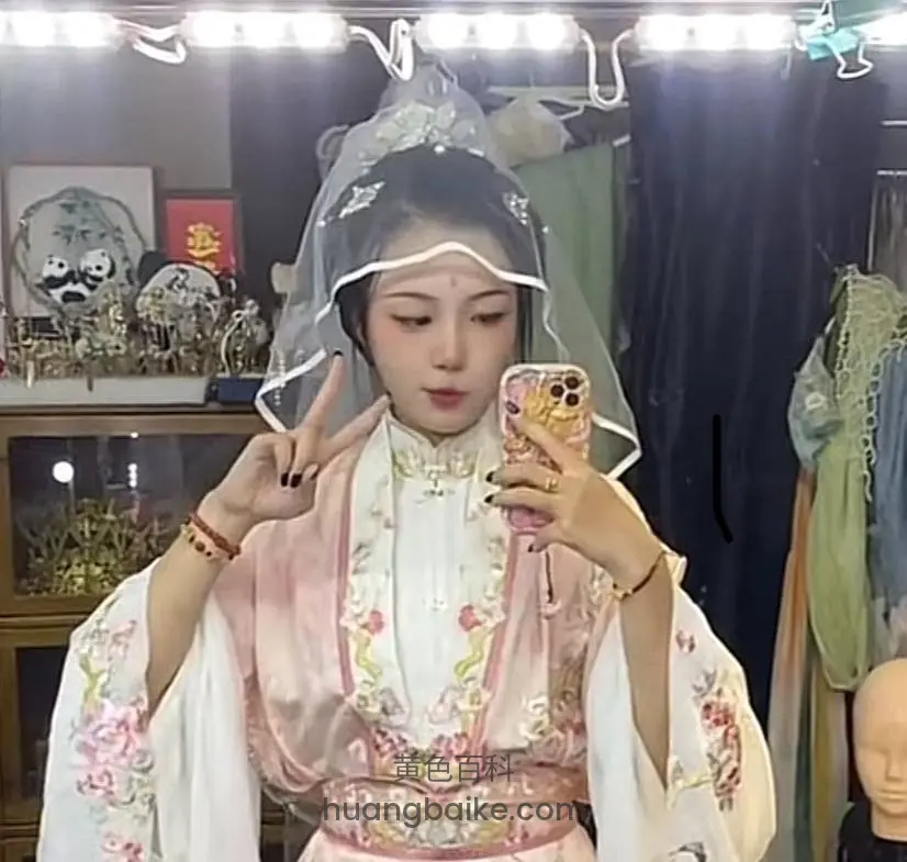 服装店里拿着手机自拍