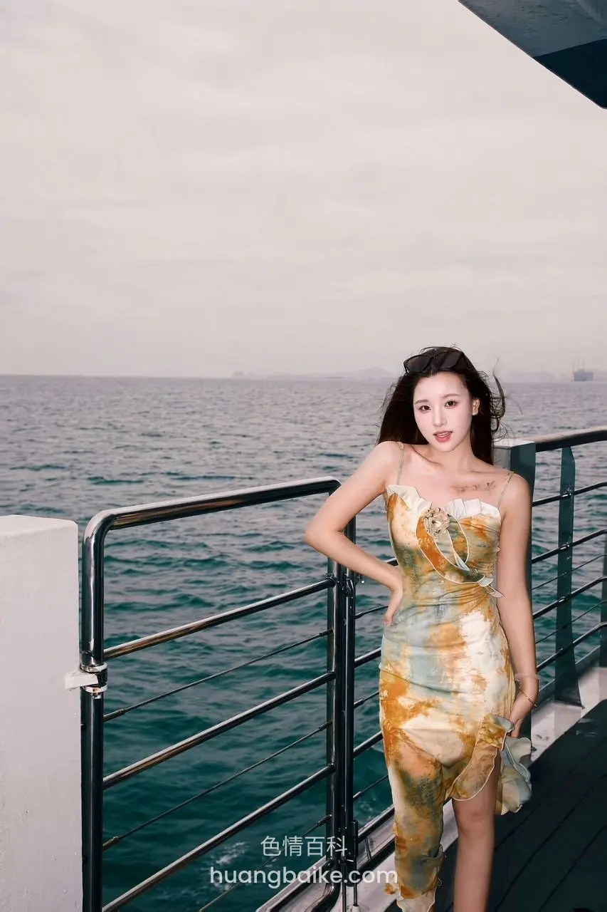 船甲板扶栏边，镜头对着海面