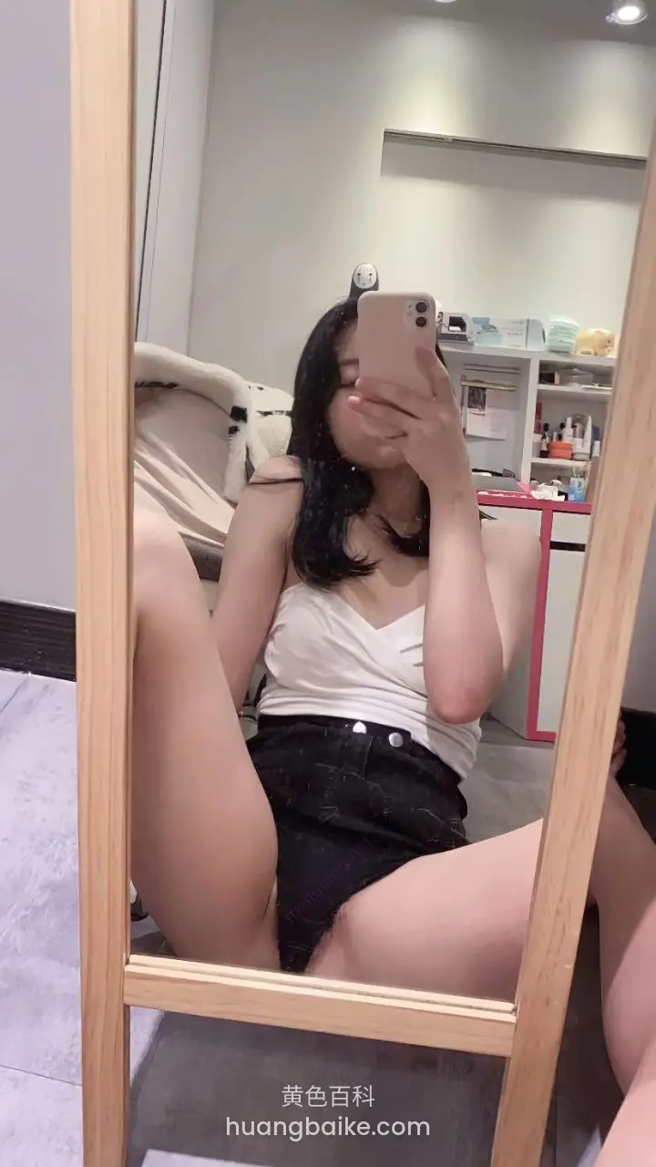 木框镜子前拿手机挡脸，镜头对着下身