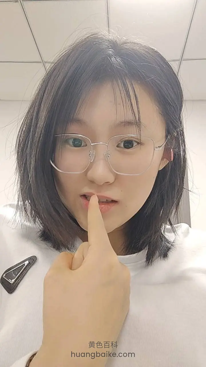眼镜少妇竖食指比嘘