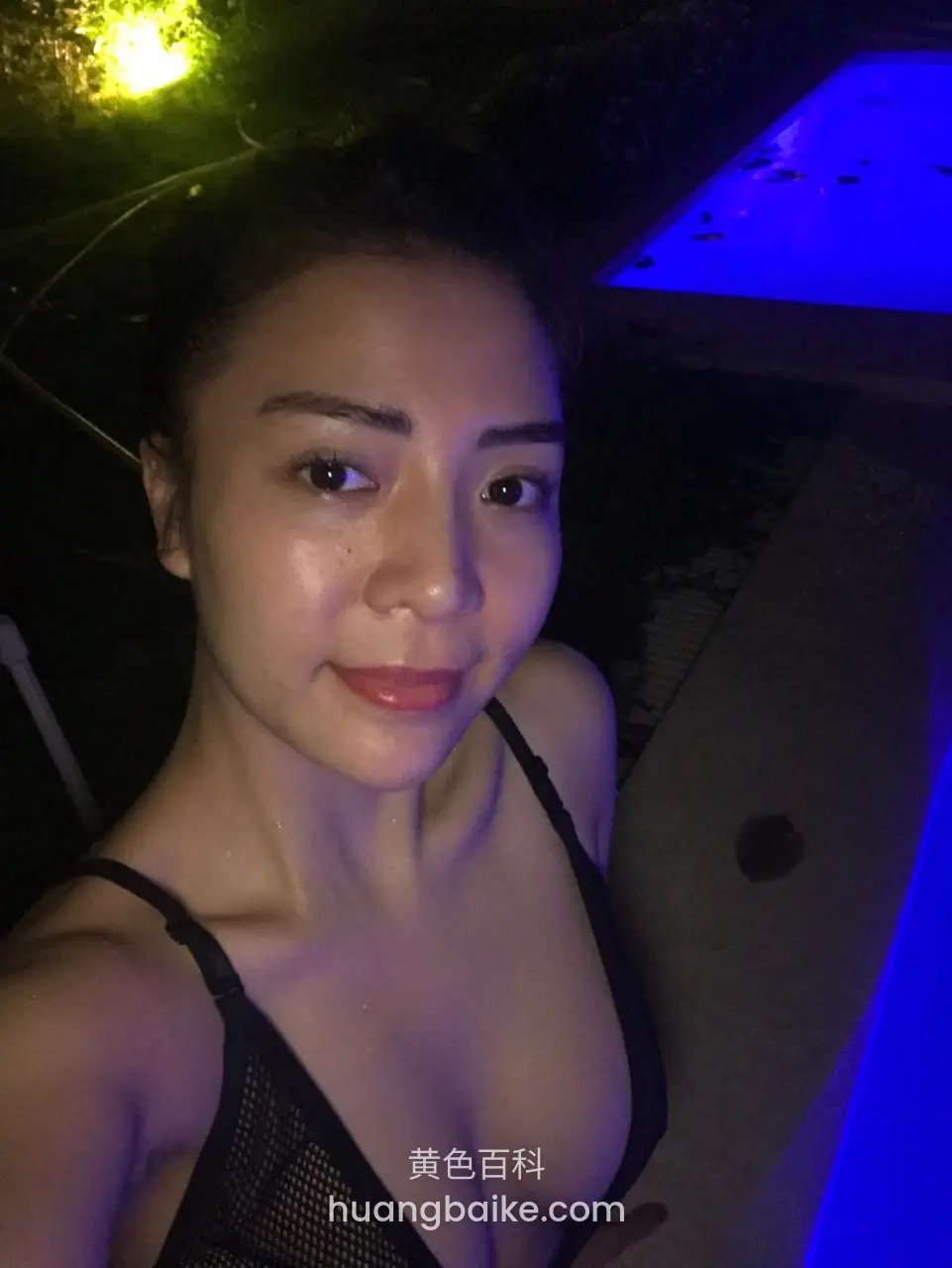 泳池边夜景镜头对着脸