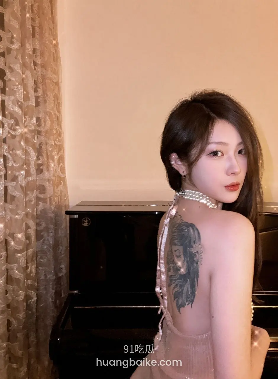 钢琴前回头看镜头
