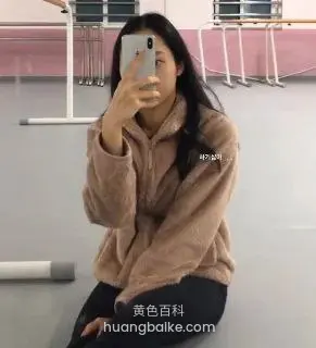 毛绒外套镜头对着镜子