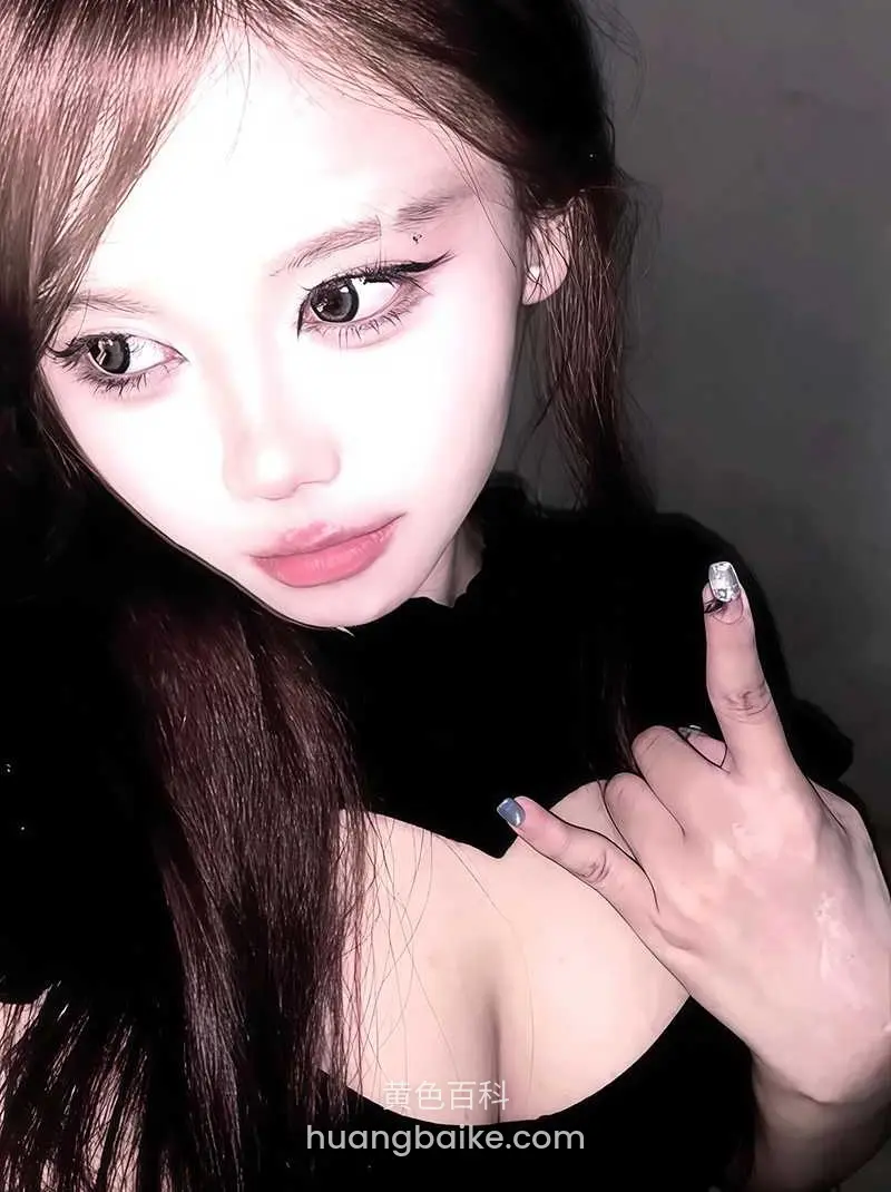 室内镜头低角度，中指比划看镜头
