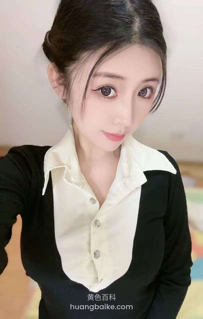 举手机自拍，白色衬衫黑外套