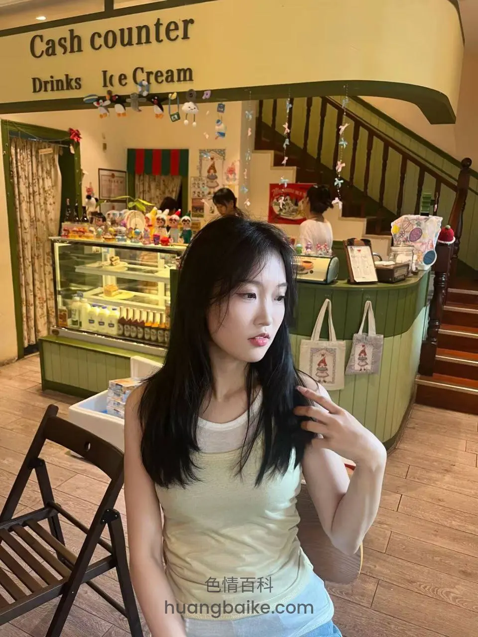 收银台前侧身托着头发 Cash counter Drinks Ice Cream