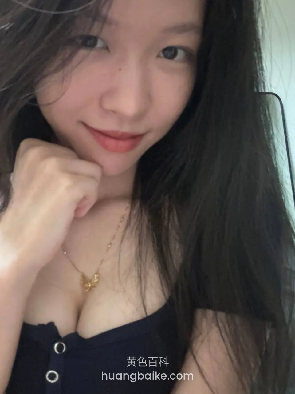 手托着下巴对着镜头微笑