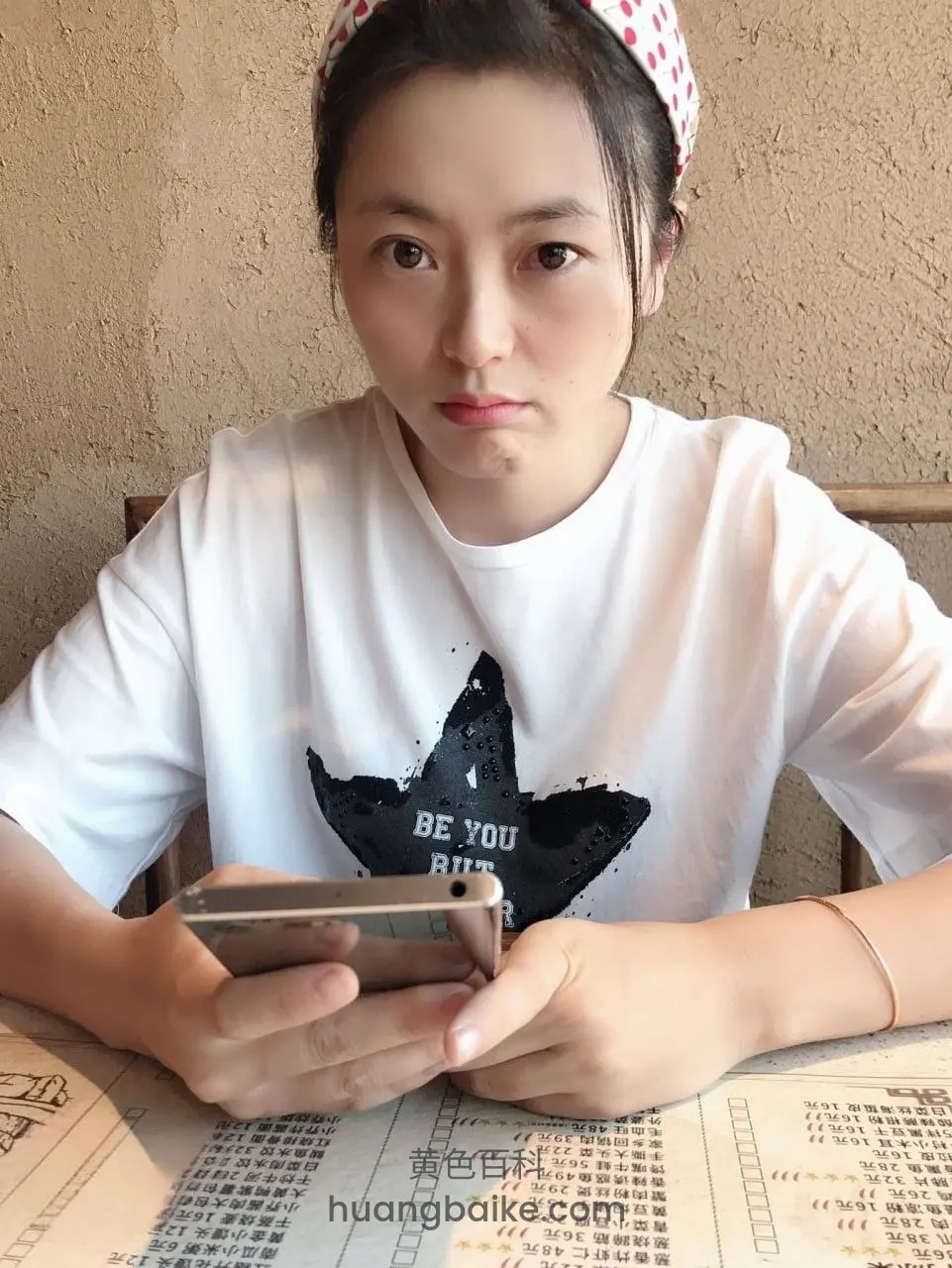 餐桌前拿着手机看镜头