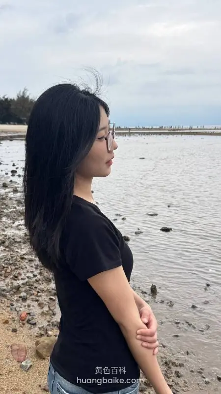 她自己把镜头怼近伸手把那里掰开给人看男主往里进的时候能看出有些吃力