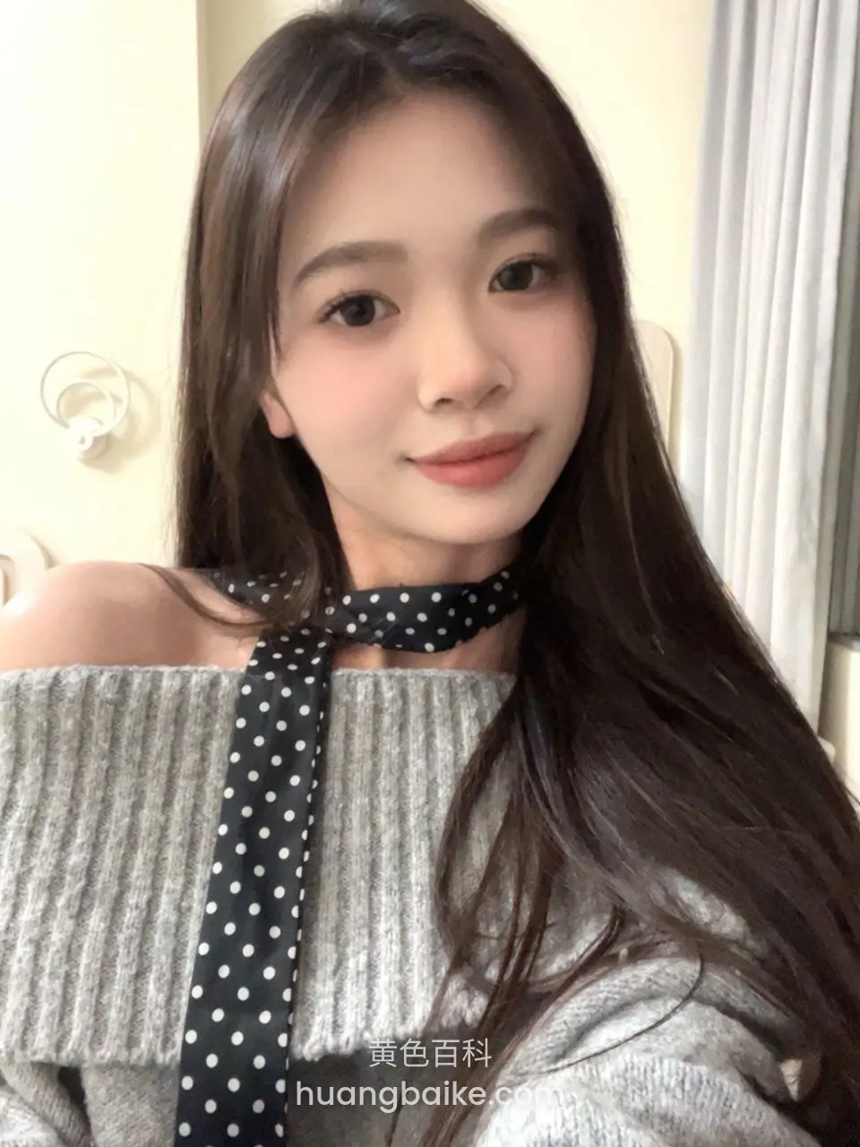室内自拍，脖子戴黑白波点丝巾