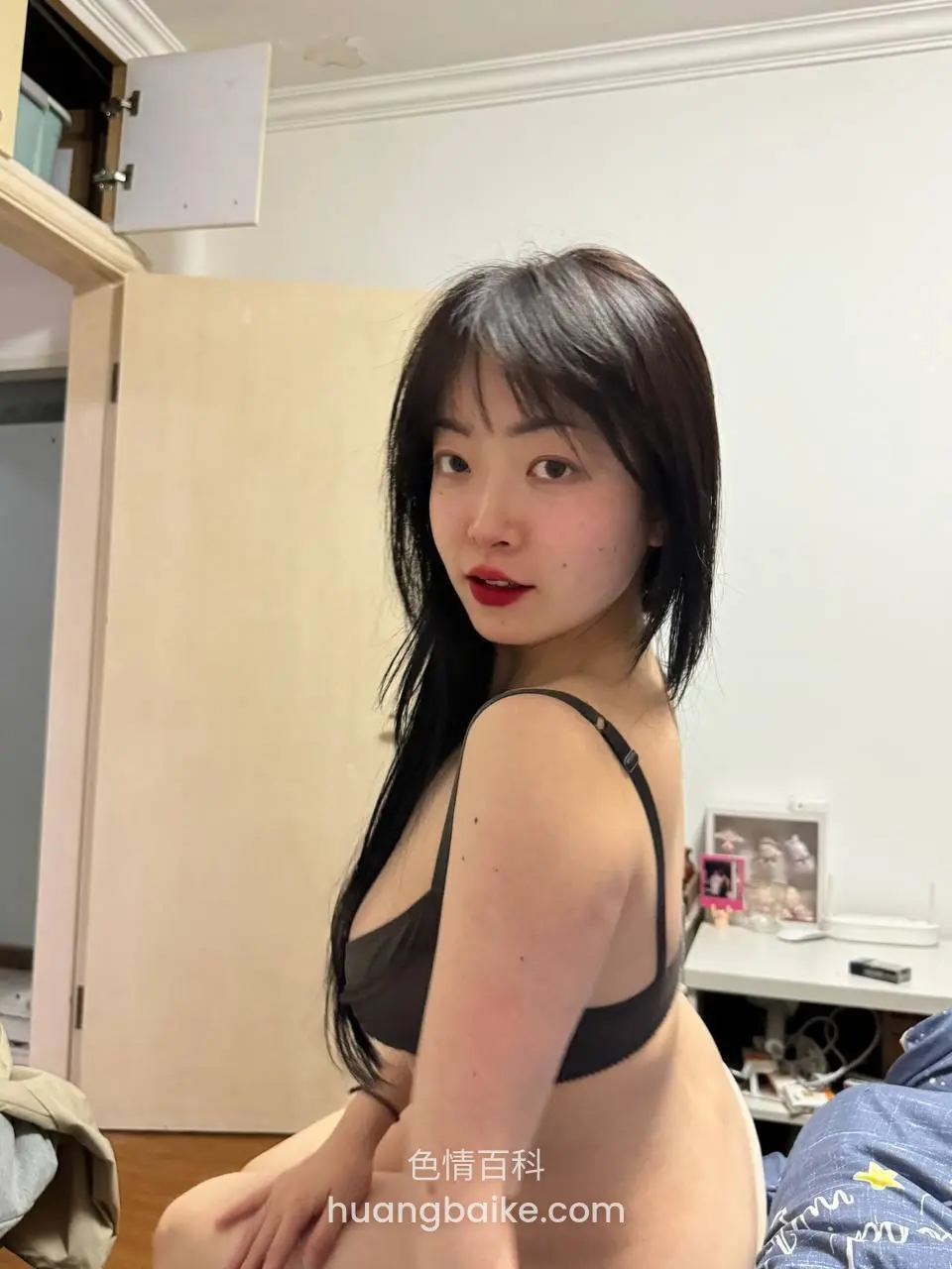 黑色内衣，镜头对着身后衣柜