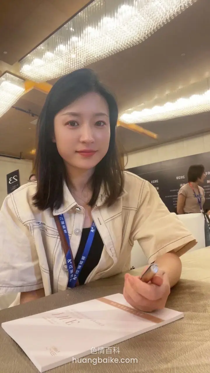 会议桌前拿着笔看镜头