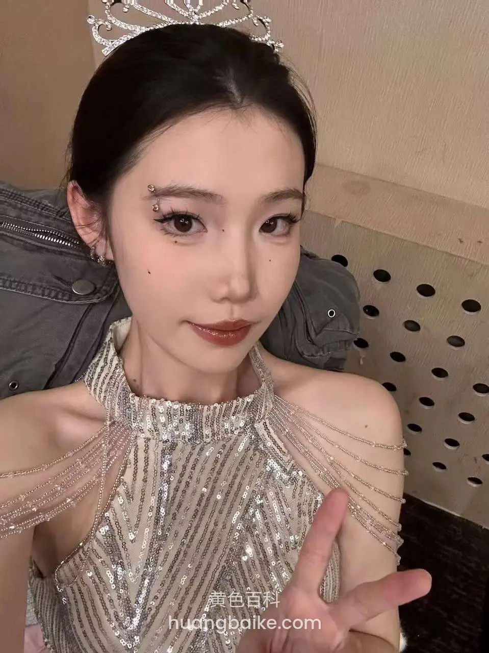 理发店椅子上，身后有人举着手机